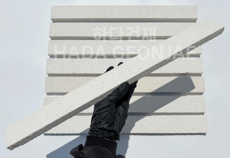 모노타일 롱와이드 500x50x17T 모던퓨어화이트 / 하다건재