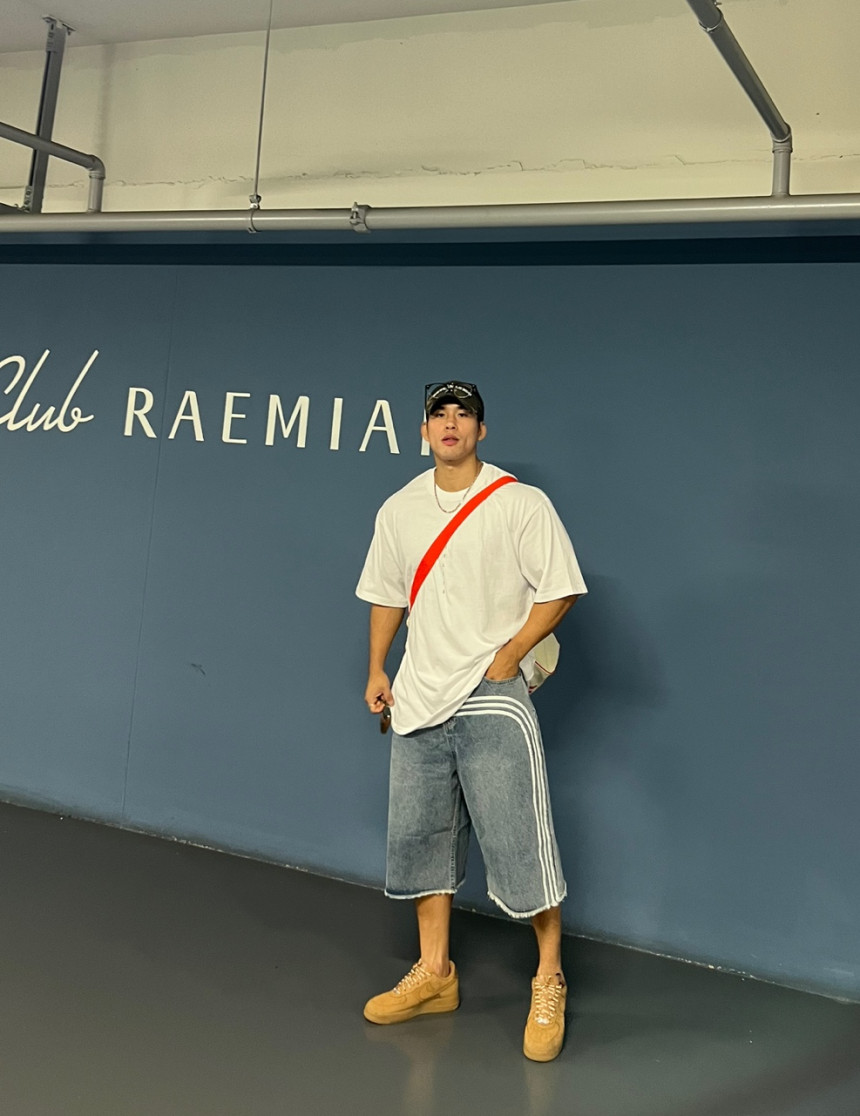 72512733-AA00-47EB-8D5E-ED4ADFD7A59D