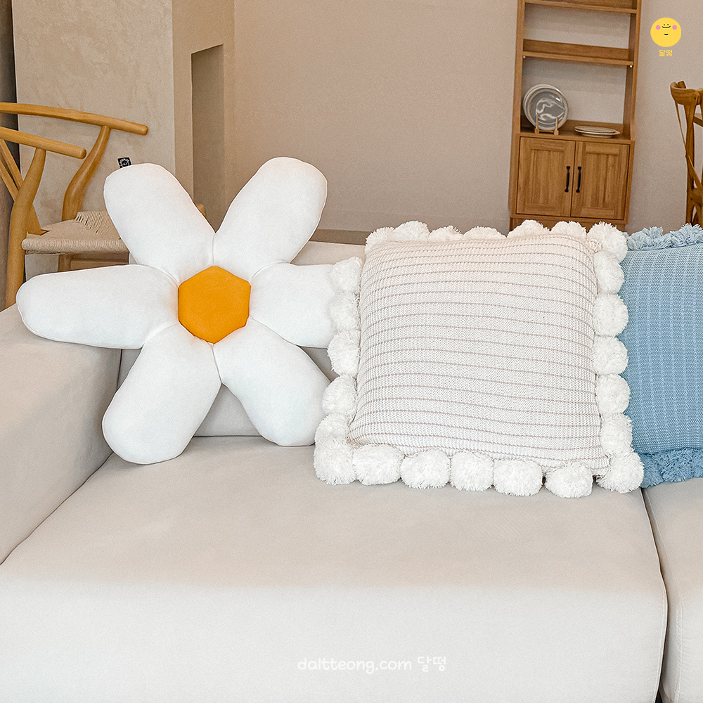 달떵 블루 화이트 부클레 뽀글이 원형 매듭 쿠션 거실 쇼파 인테리어