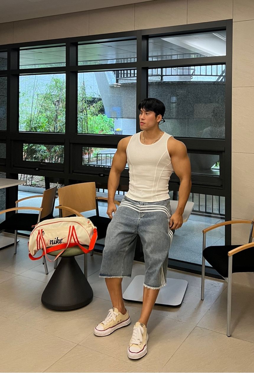 7A52AF9C-3D28-4E7E-BE6F-671CB5FDFCC4