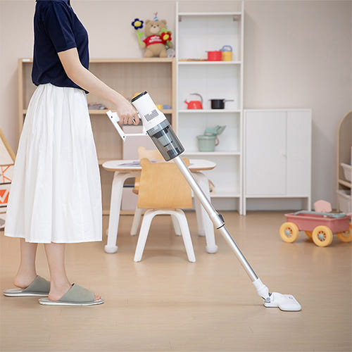 비룸 무선청소기 사용 컷 2