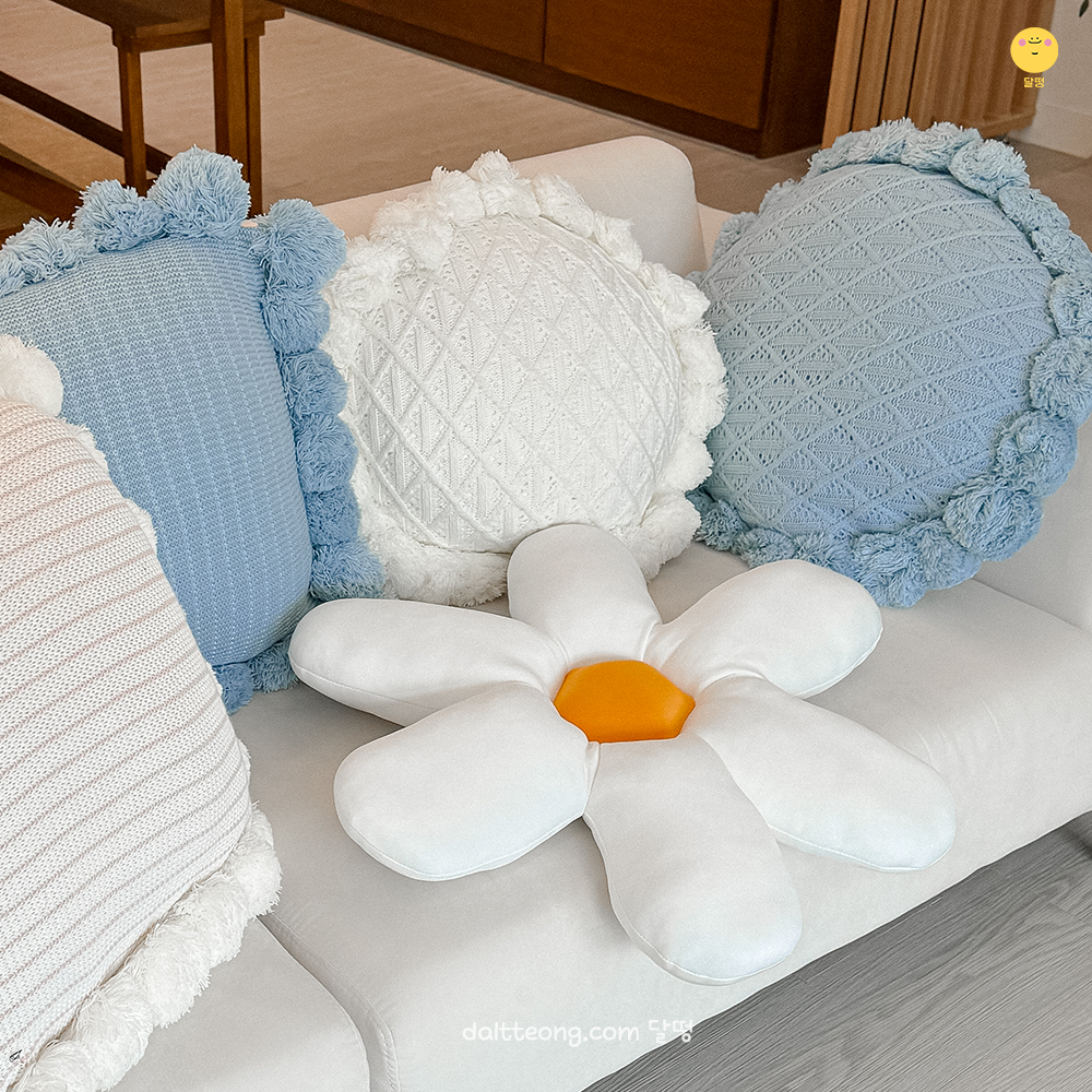 달떵 블루 화이트 부클레 뽀글이 원형 매듭 쿠션 거실 쇼파 인테리어