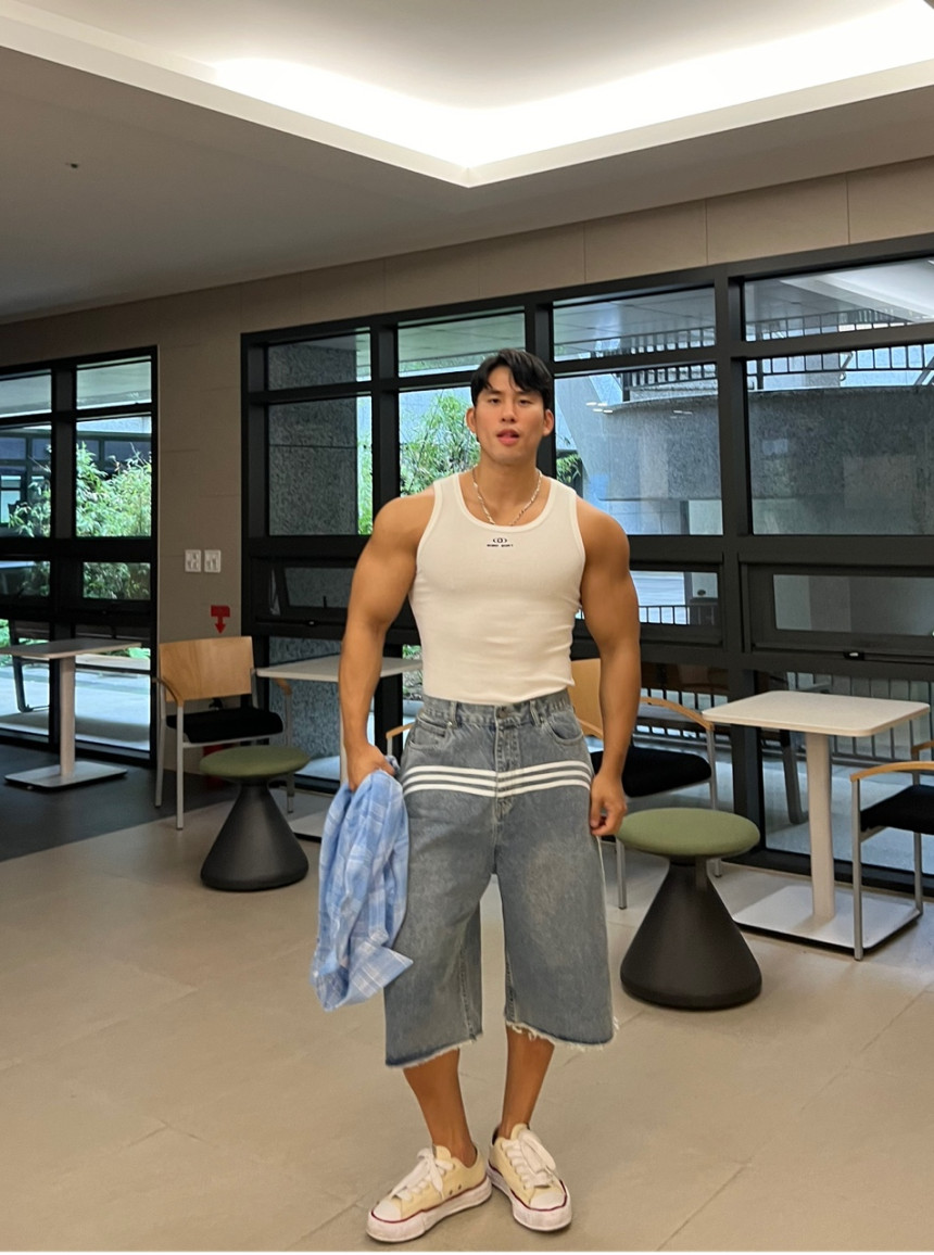 5DFAB4EC-303B-494C-A4F9-648AE81631C7