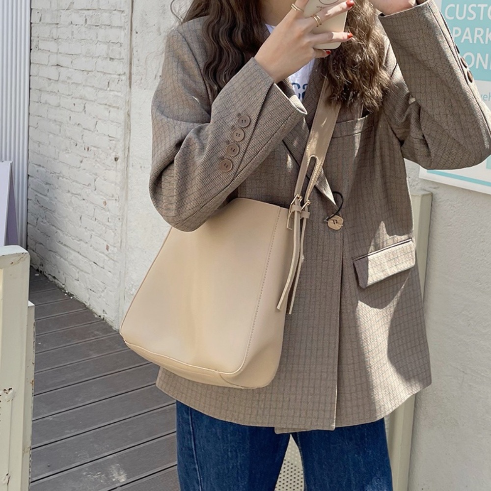 비밀은없어4화 강한나 온우주 버킷백 가방 하이틴 모던 의상 옷 패션 - 메인 이미지