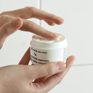 지아자 산양유 데이크림 수분크림 50ml, 1개 솔직 후기 | 피부 타입별 분석 - 상품 이미지 4