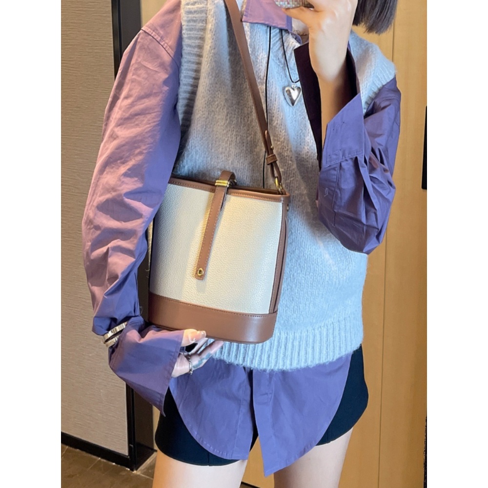 함부로 대해줘 1화 이유영 김홍도 버킷백 가방 패셔너블 오피스 의상 옷 패션 - 상세 이미지 2