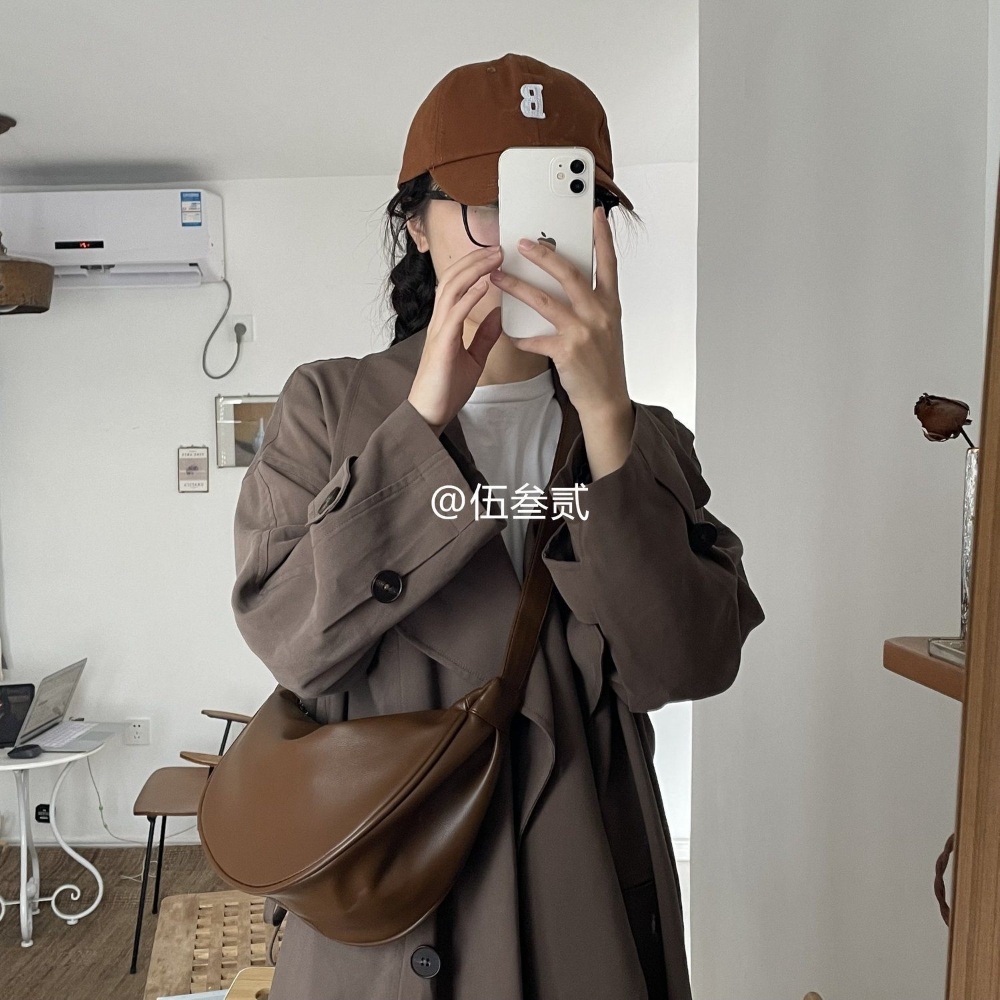 크로스 반달 가방 다용도 심플 캐주얼 가죽 데일리 브라운 블랙 - 상세 이미지 2