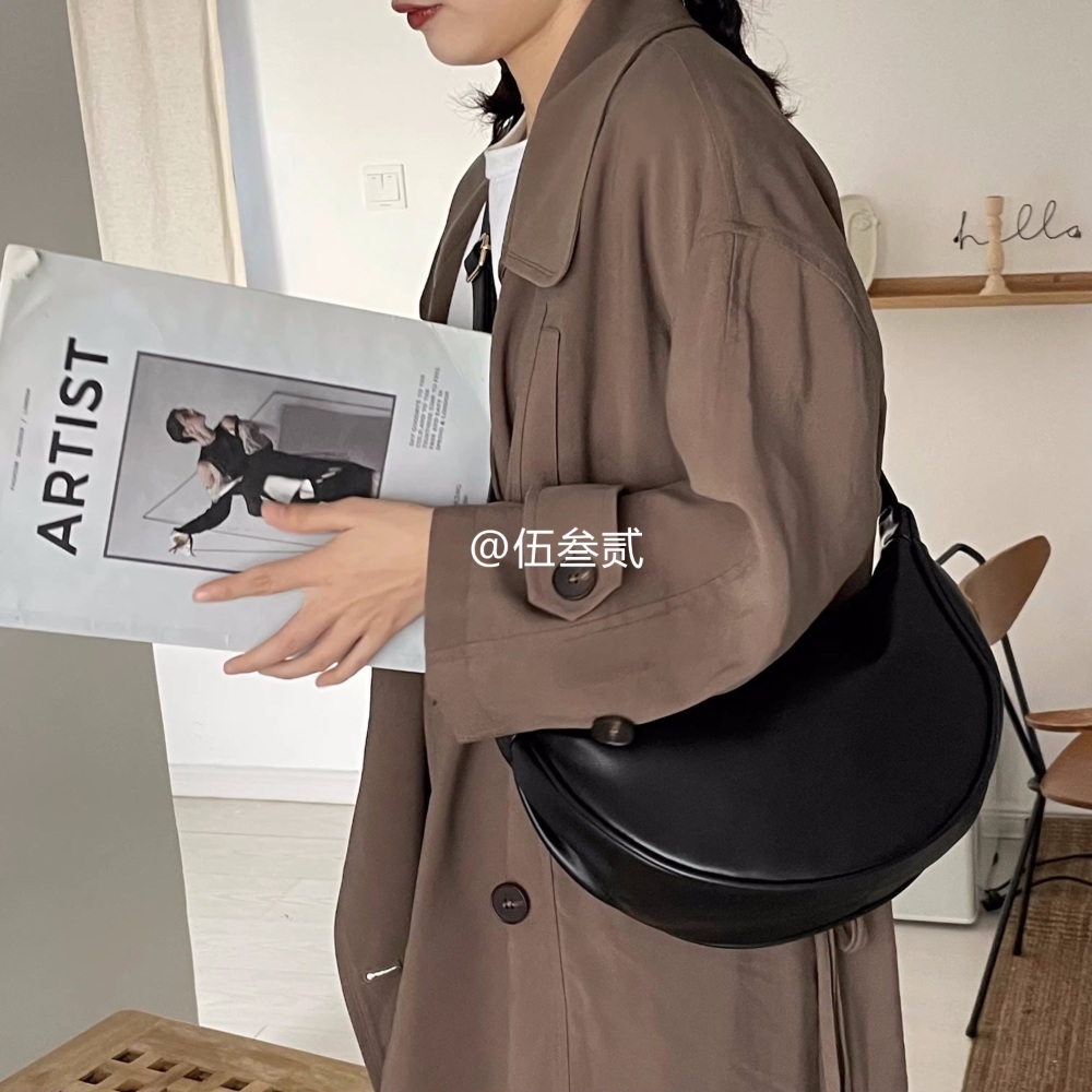 크로스 반달 가방 다용도 심플 캐주얼 가죽 데일리 브라운 블랙 - 상세 이미지 5