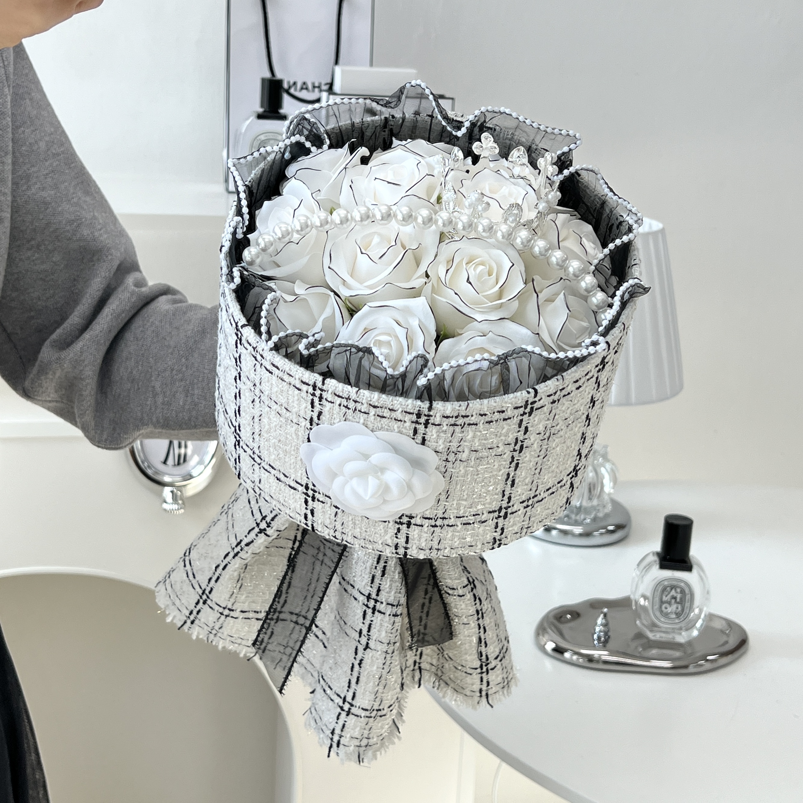 졸업식꽃다발 명품 비누꽃다발 졸업 꽃 샤넬장미 화이트 S 블랙