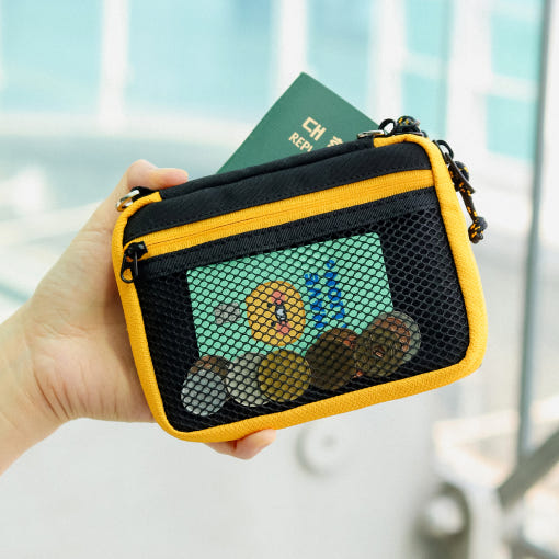 여권 여러 개를 수납한 에가든 본보야지 내부 모습