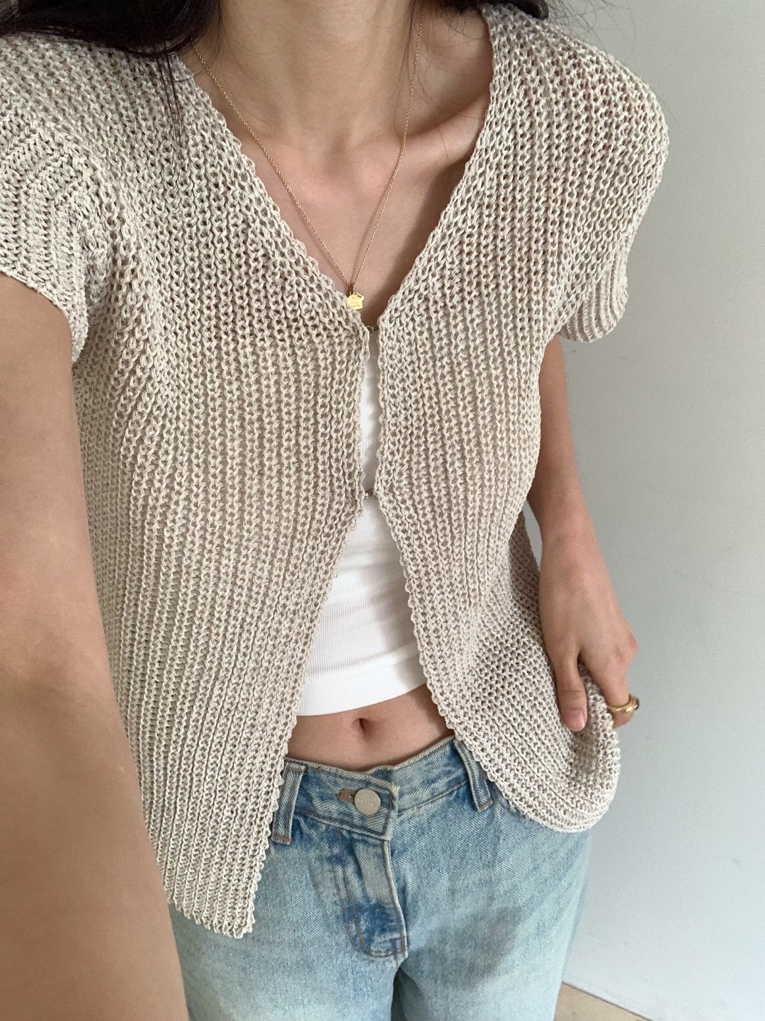 오버무드 여성 여름 신상 브이넥 볼레로 투버튼 하찌 고리 캡 소매 가디건 3color