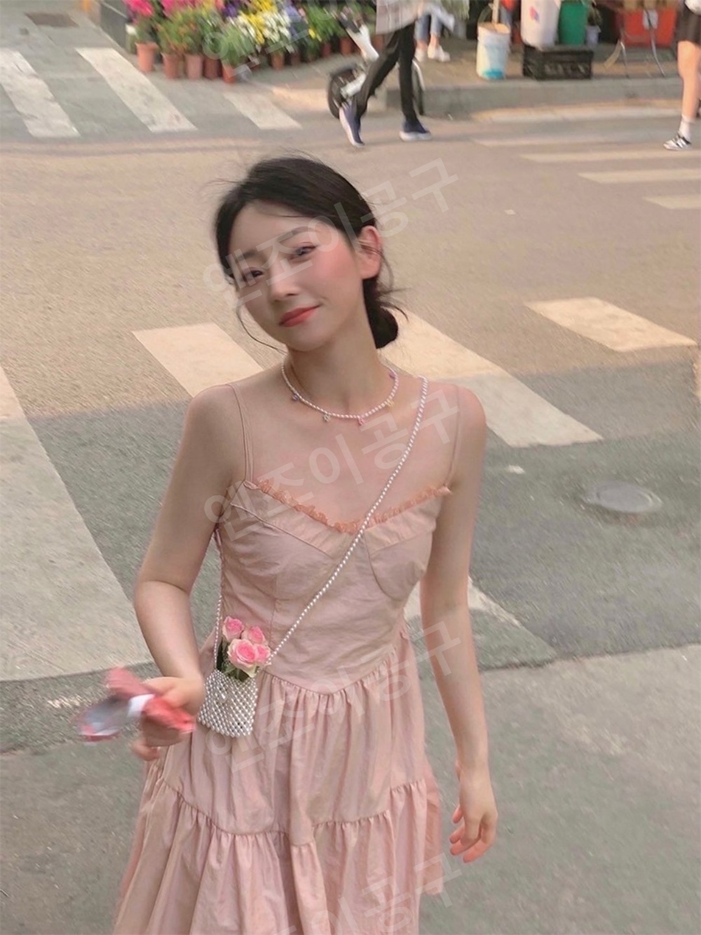 한예슬 인스타그램 핑크 민소매 원피스 여름 러블리 의상 옷 패션 - 상세 이미지 4