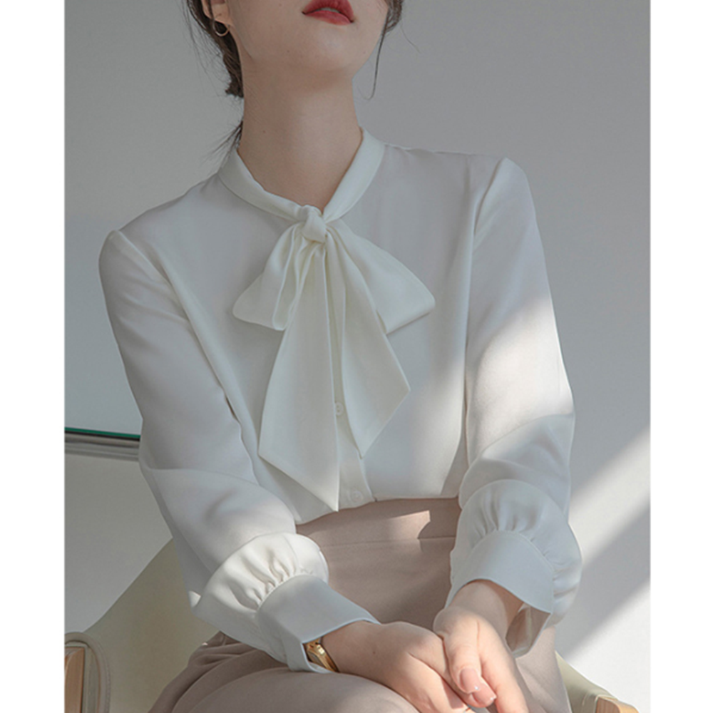 예식장옷차림 결혼식하객룩 여성 흰색 샤틴 새틴 리본블라우스 - 메인 이미지