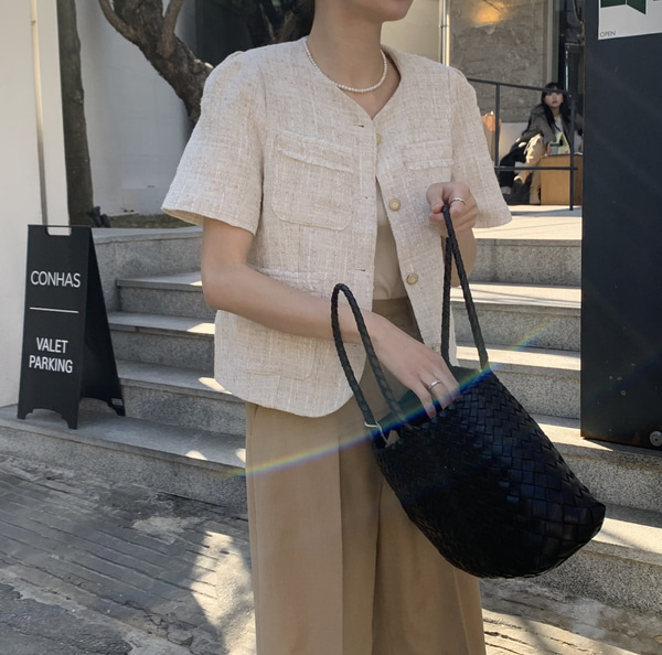 르블랑 반팔 노카라 라운드넥 루즈핏 수술 포켓 골드버튼 여성 봄 여름 숏 트위드 자켓 - 상품 이미지