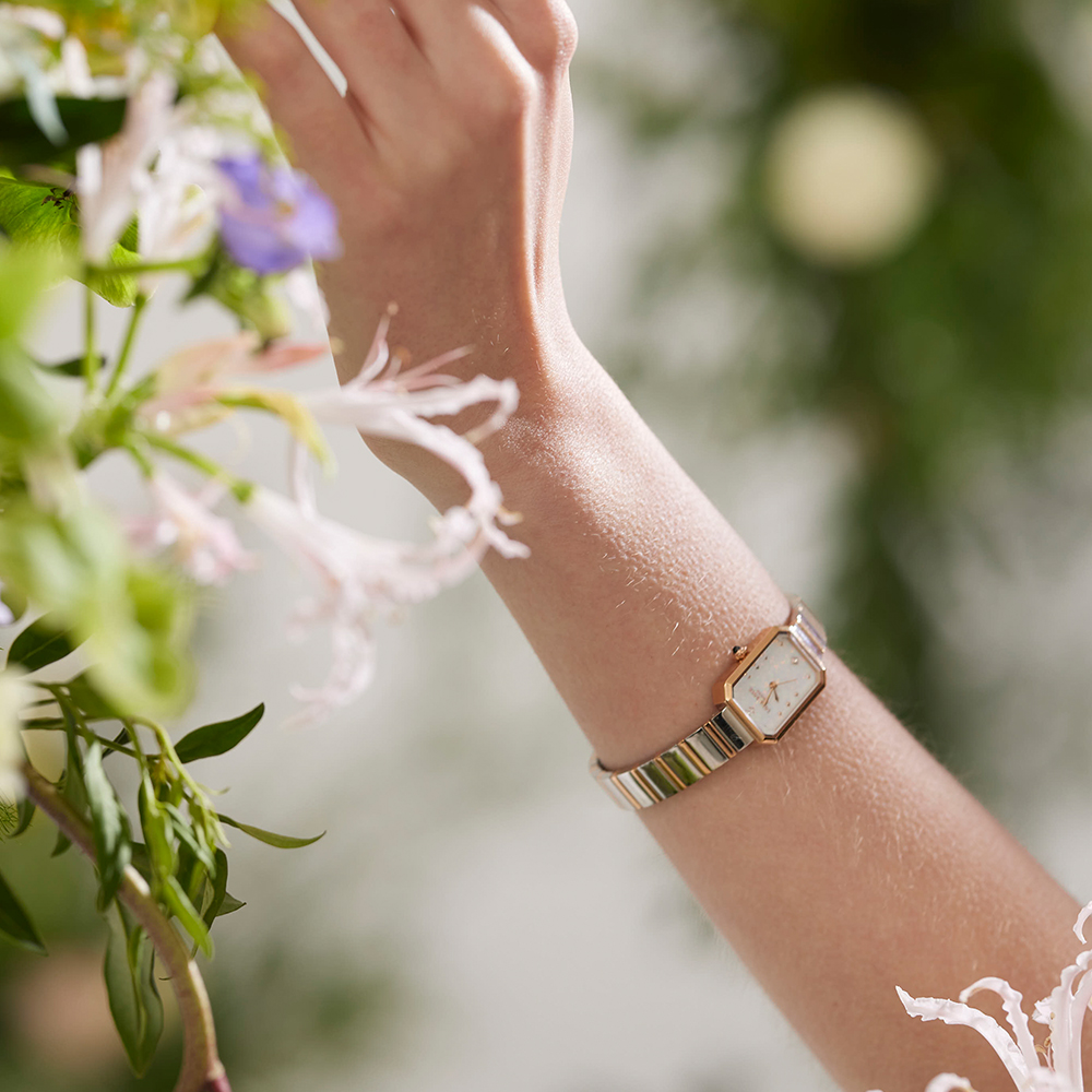 롤라로즈 Ms Lola 화이트 오팔 큐빅인덱스 사각시계 LR4706