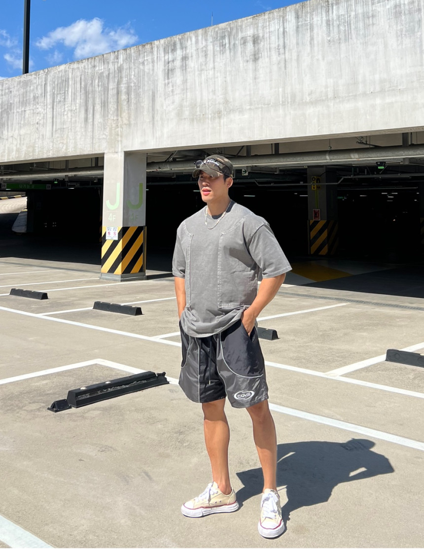 E6856354-A44D-43FC-B1EA-A634767F4E53