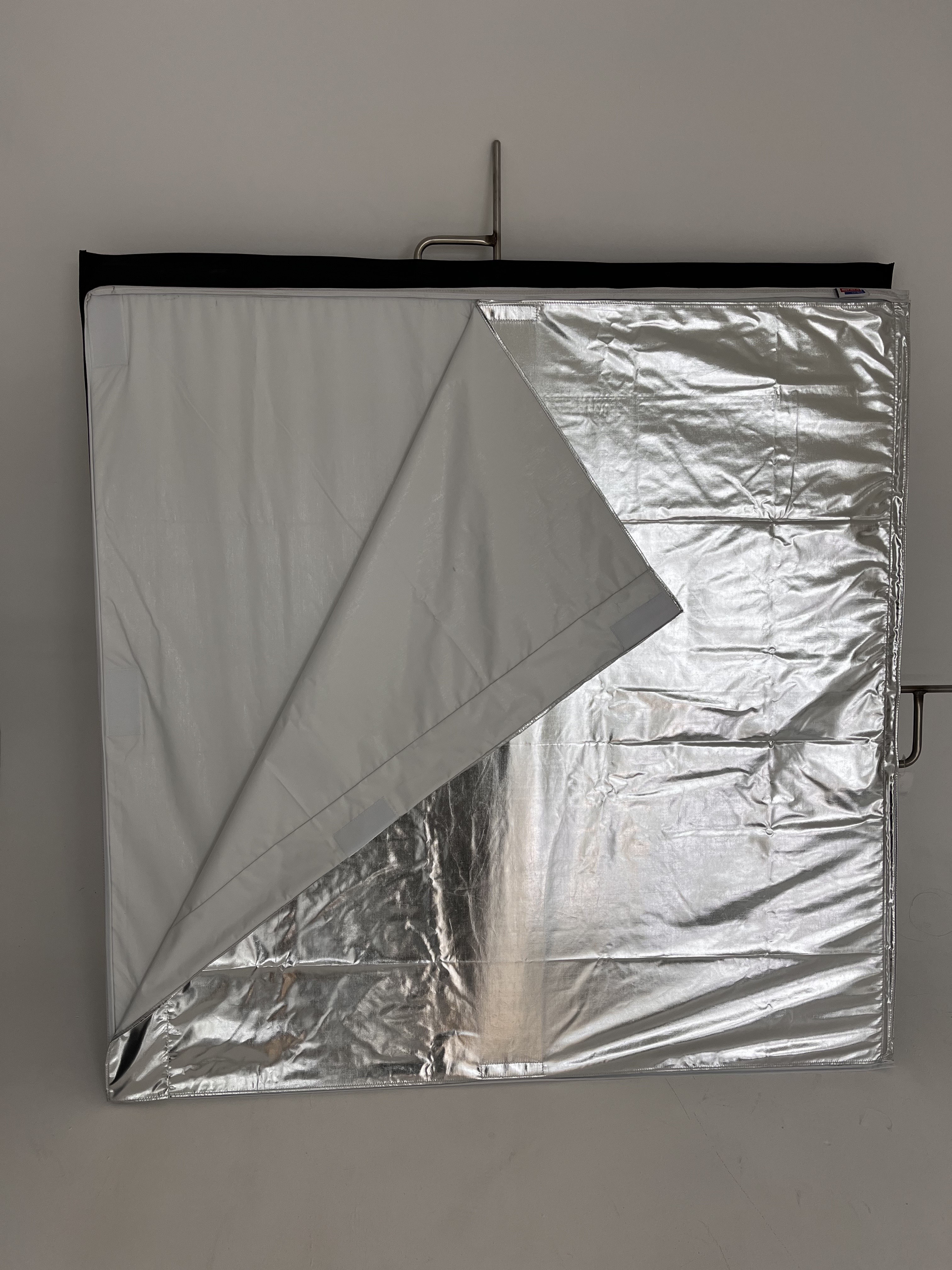 오로라 122x122cm 실버 화이트 플로피 고보