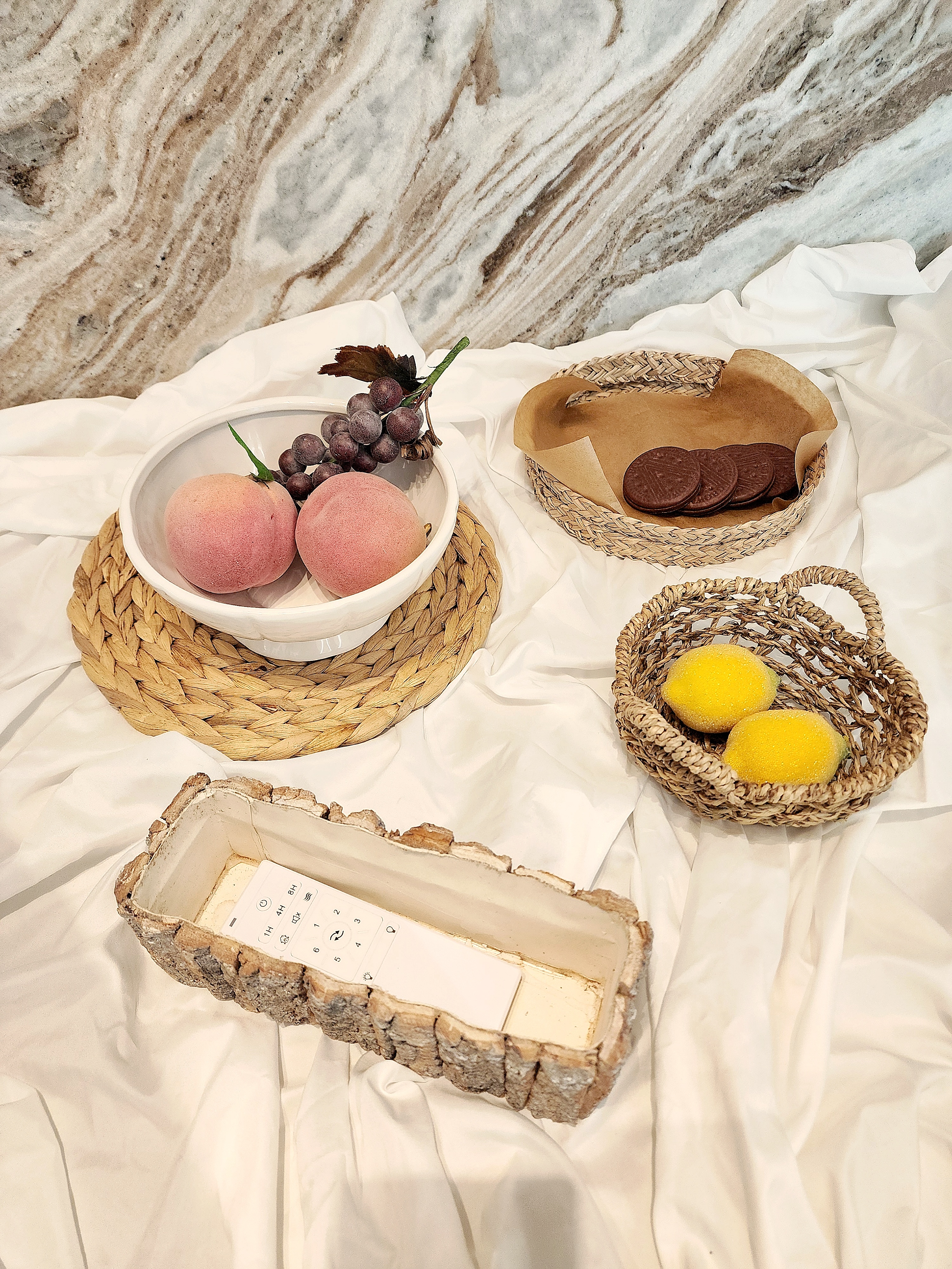 재니쓰홈 핸들 바스켓 라탄 바구니 원형 우드 코스터 과일 장식 수납 인테리어 소품 촬영