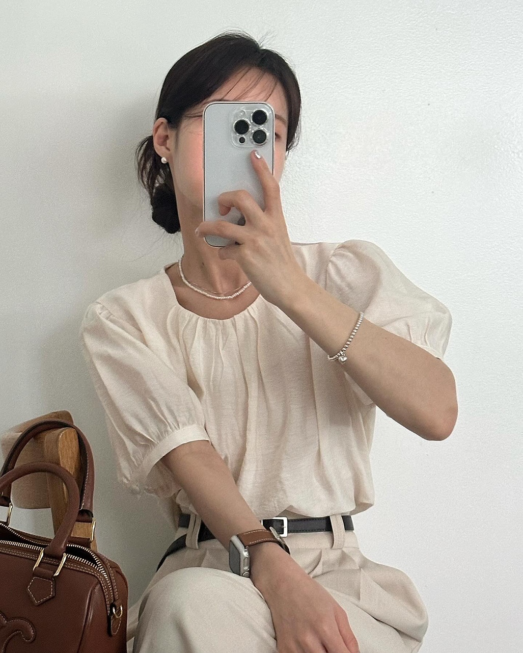 아킨 여성 여름 반팔 퍼프 셔링 핀턱 노카라 라운드 루즈핏 블라우스 - 상세 이미지 2