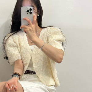 고트 여성 여름 크롭 오버핏 루즈핏 노카라 브이넥 플라워 퍼프 반팔 자켓 착용 후기 | 사이즈/핏 총정리 - 상품 이미지 2