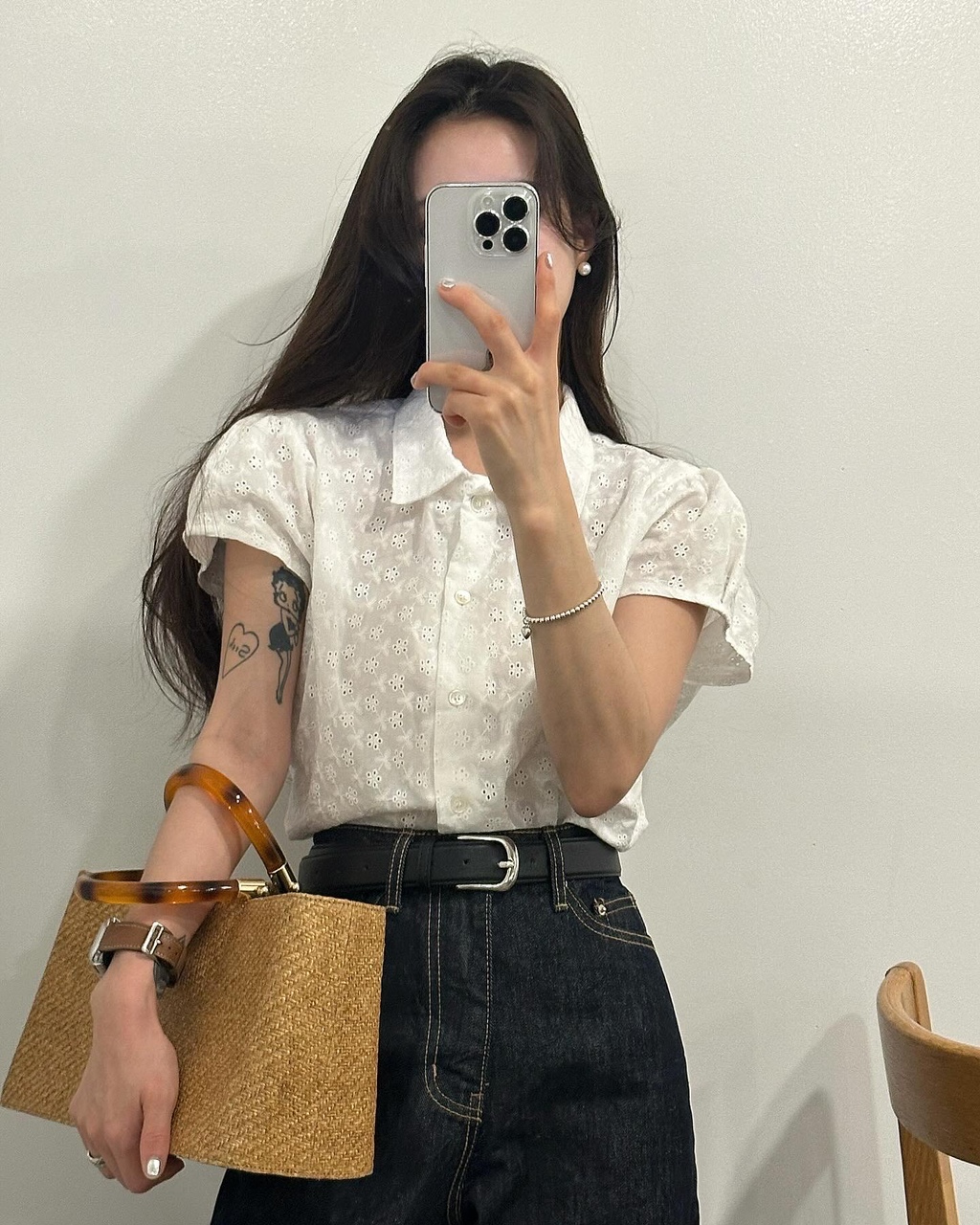 티론 여성 카라 퍼프 펀칭 반팔 블라우스 - 상품 이미지