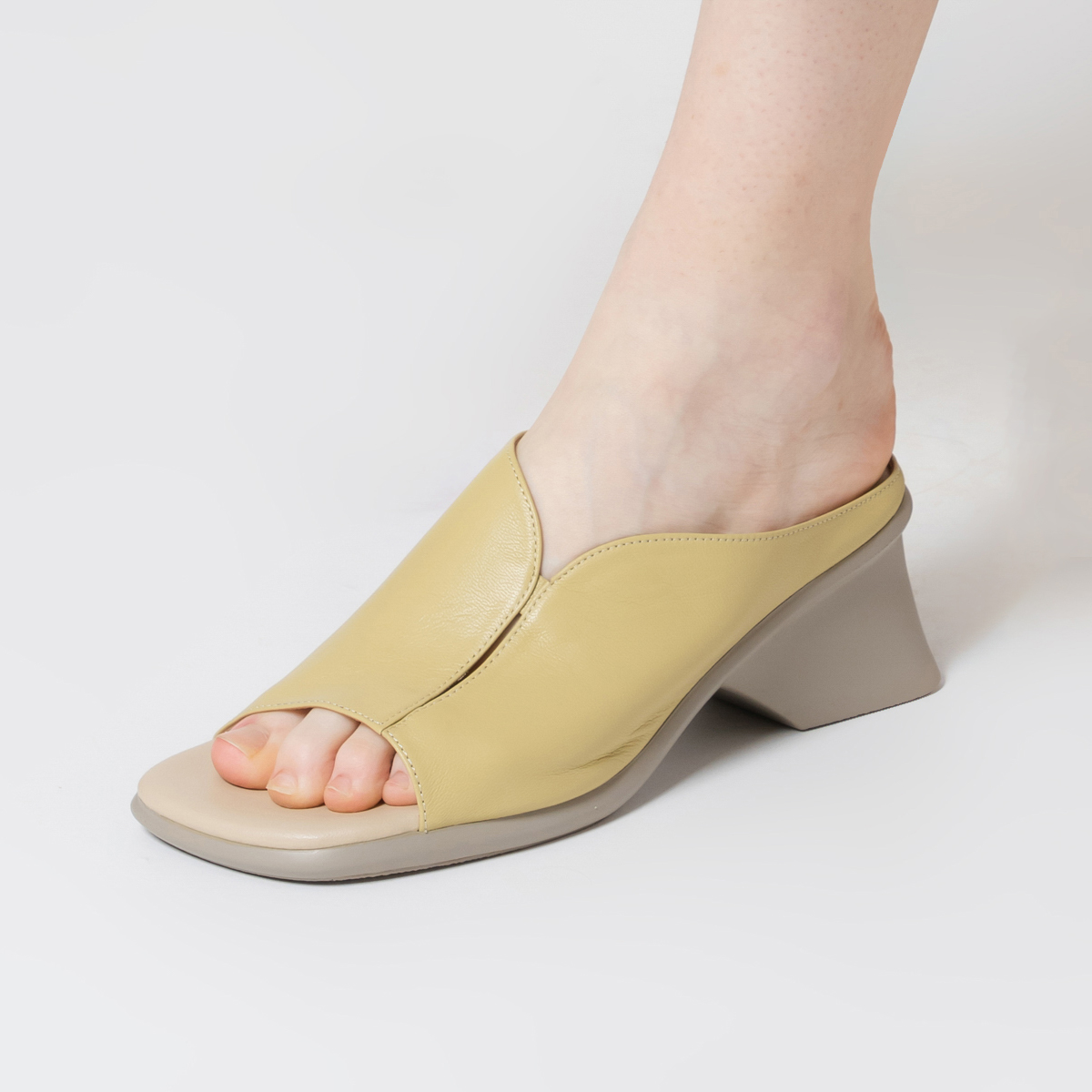 [GISSE 지쎄] 천연가죽 여성수제화 몰랑 뮬 통굽 슬리퍼 GIS-44209