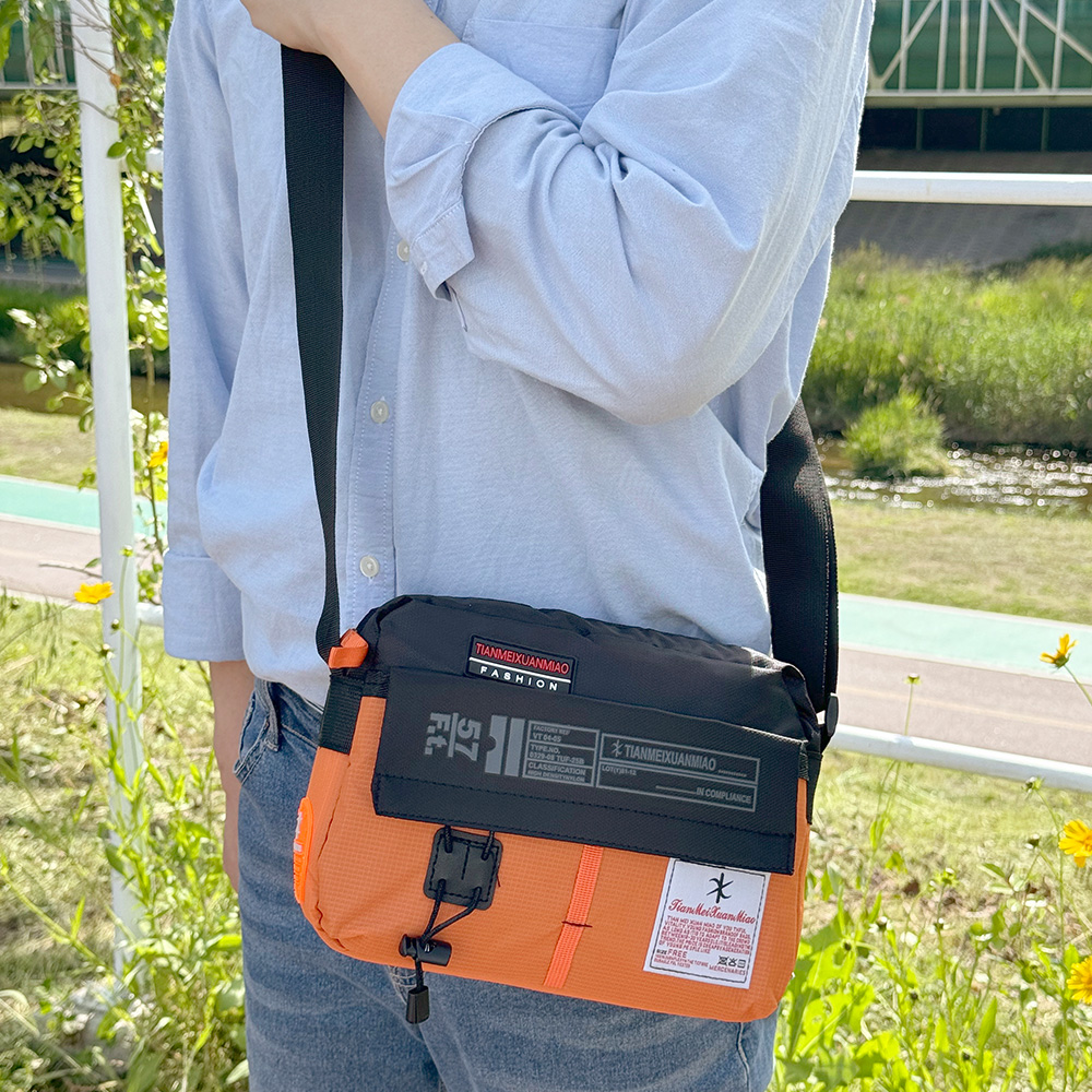 남자 작은 메신저백 어깨가방 남성용 경량 옆으로매는가방 휴대용 가벼운 여행보조 크로스백 - 메인 이미지
