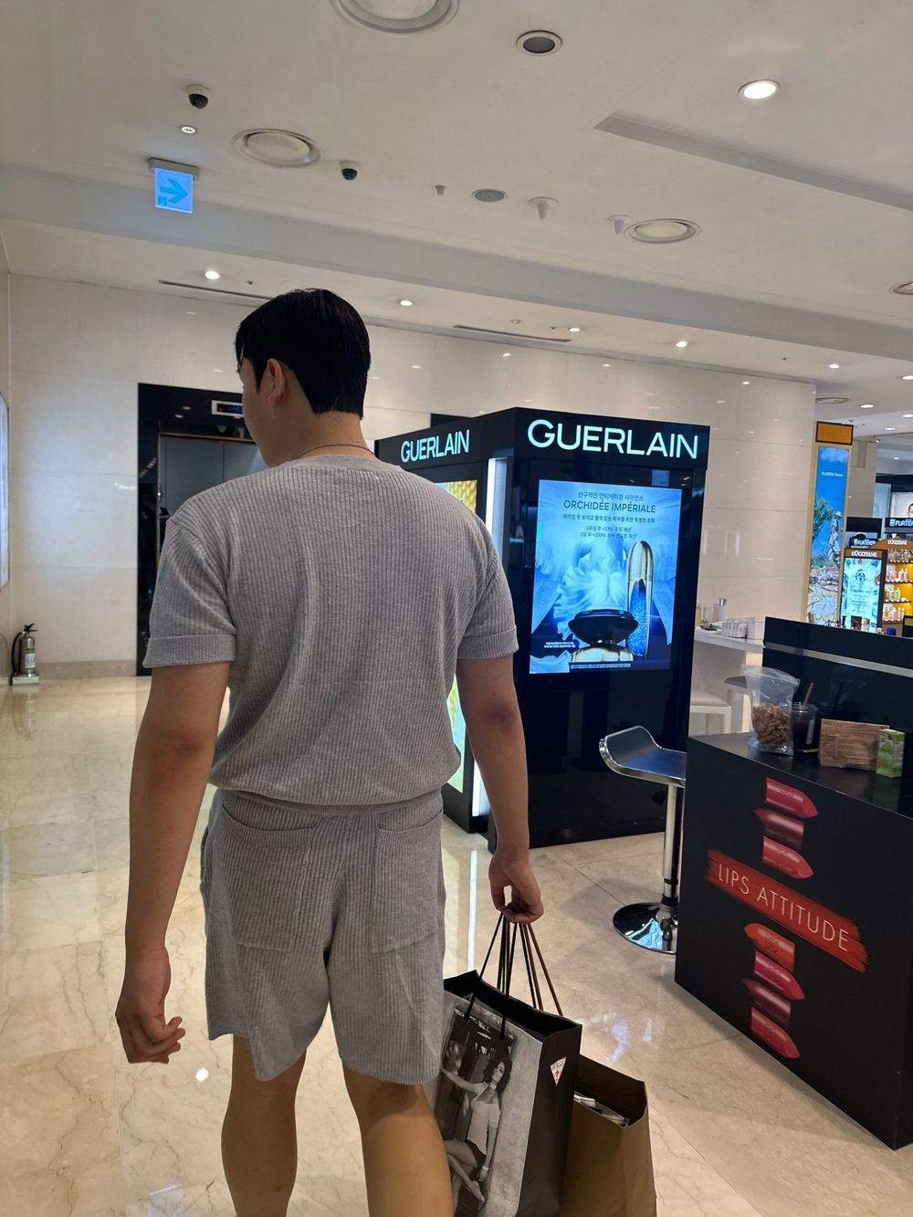 43087845354922845_587224205