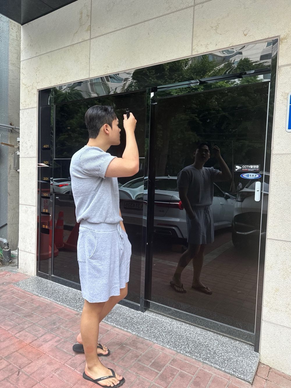 1351088676710833_743451487