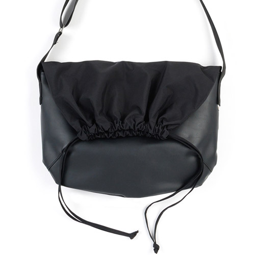 PEEPS 플랫 레더 스트링 메신저백(black) 학생 유스메신저백