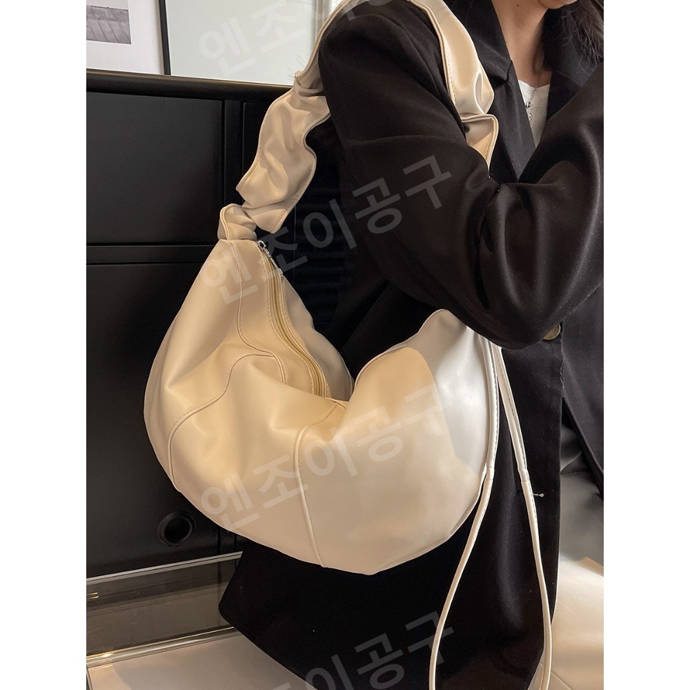 엄마단둘이 여행갈래 1화 효리 숄더백 가방 프릴 귀여운 의상 옷 패션 - 상세 이미지 4