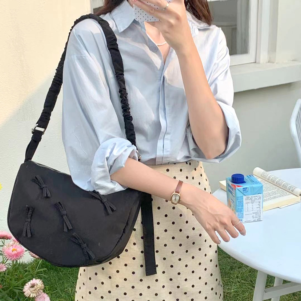 가벼운 미디엄 라운드 반달 숄더백 리본포인트 하프문 경량 곱창끈 천가방 4color - 상세 이미지 4