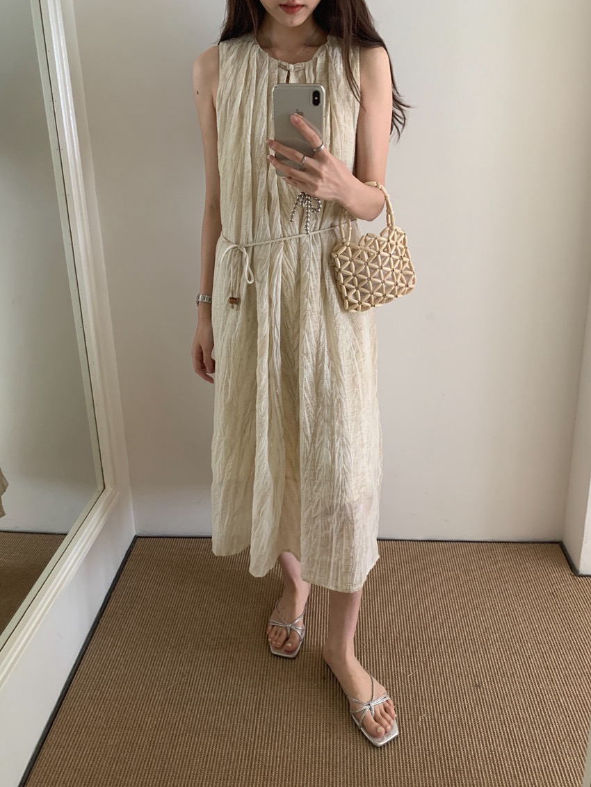 쉐어 라운드넥 셔링 주름 허리끈 벨트 리본 민소매 나시 플레어 롱 원피스 - 상세 이미지 2