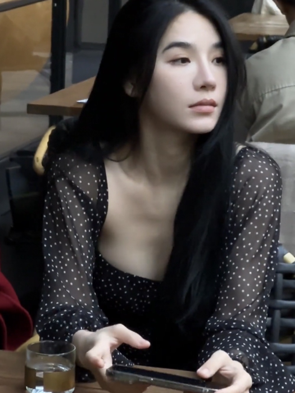 스퀘어넥 도트 블라우스 땡땡이 쉬폰 여친룩 데이트 슬림핏 예쁜 디자인 - 상세 이미지 4