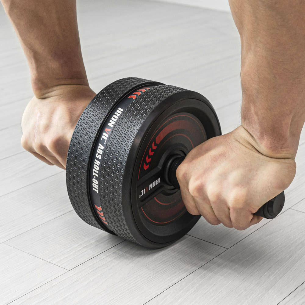 복근 운동 기구 사용 모습