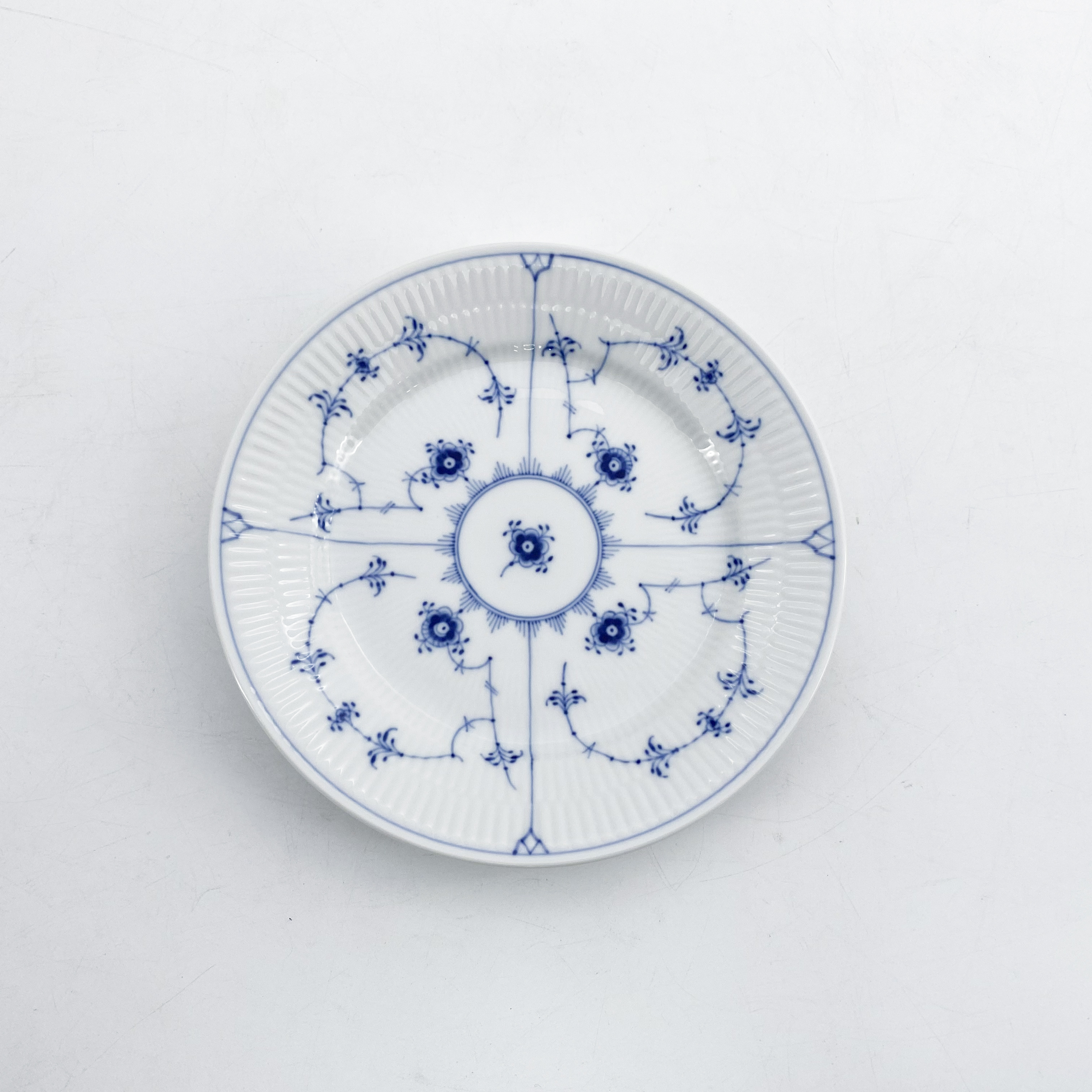 (19cm 샐러드접시) 로얄코펜하겐 블루플루티드 플레인 19cm 접시 (넉넉한 브래드접시) 1017199 - 메인 이미지