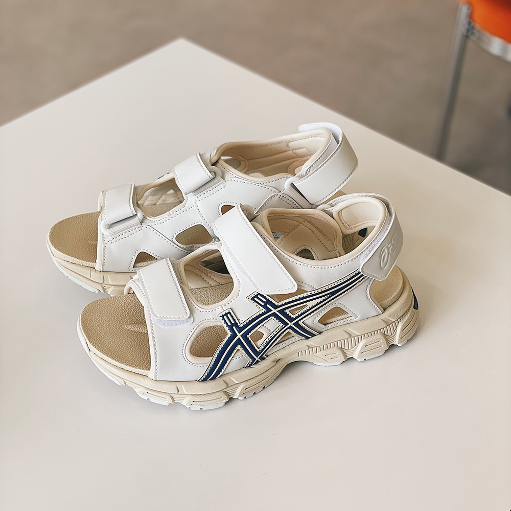 아식스 카하나 샌들 크림 블루