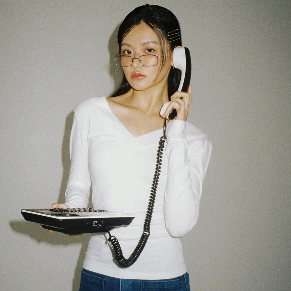 [살롱드욘] Vneck Basic T White : 디그램