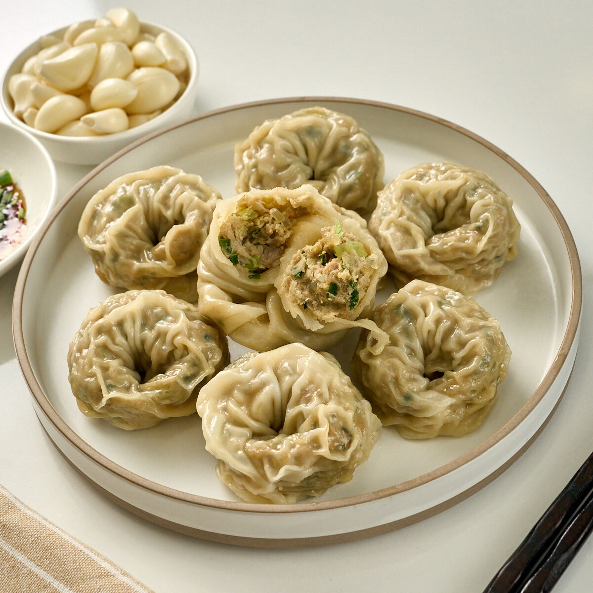 국내산 볶음마늘 얇은피만두 1.4kg(약 28개) 냉동 왕만두 - 상품 이미지
