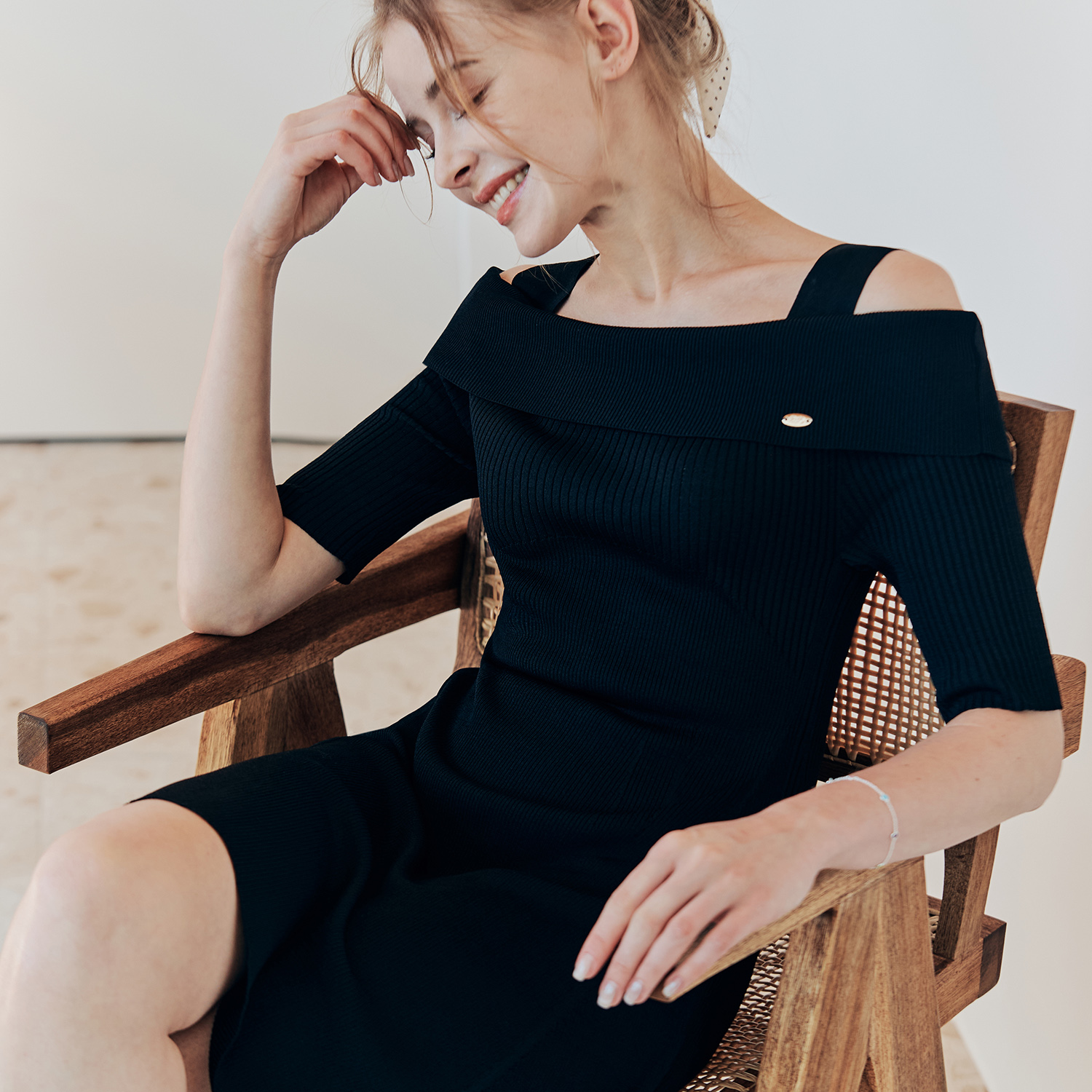 [제로스트릿] 발렌 오프숄더 니트 원피스 BALLEN OFF SHOULDER KNIT ONEPIECE / BLACK