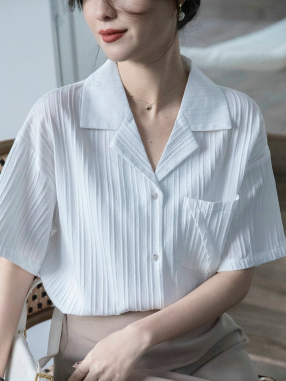 주름 카라 셔츠 블라우스 고급 루즈핏 얇은 오피스룩 패션 코디 중년여성 - 상세 이미지 2