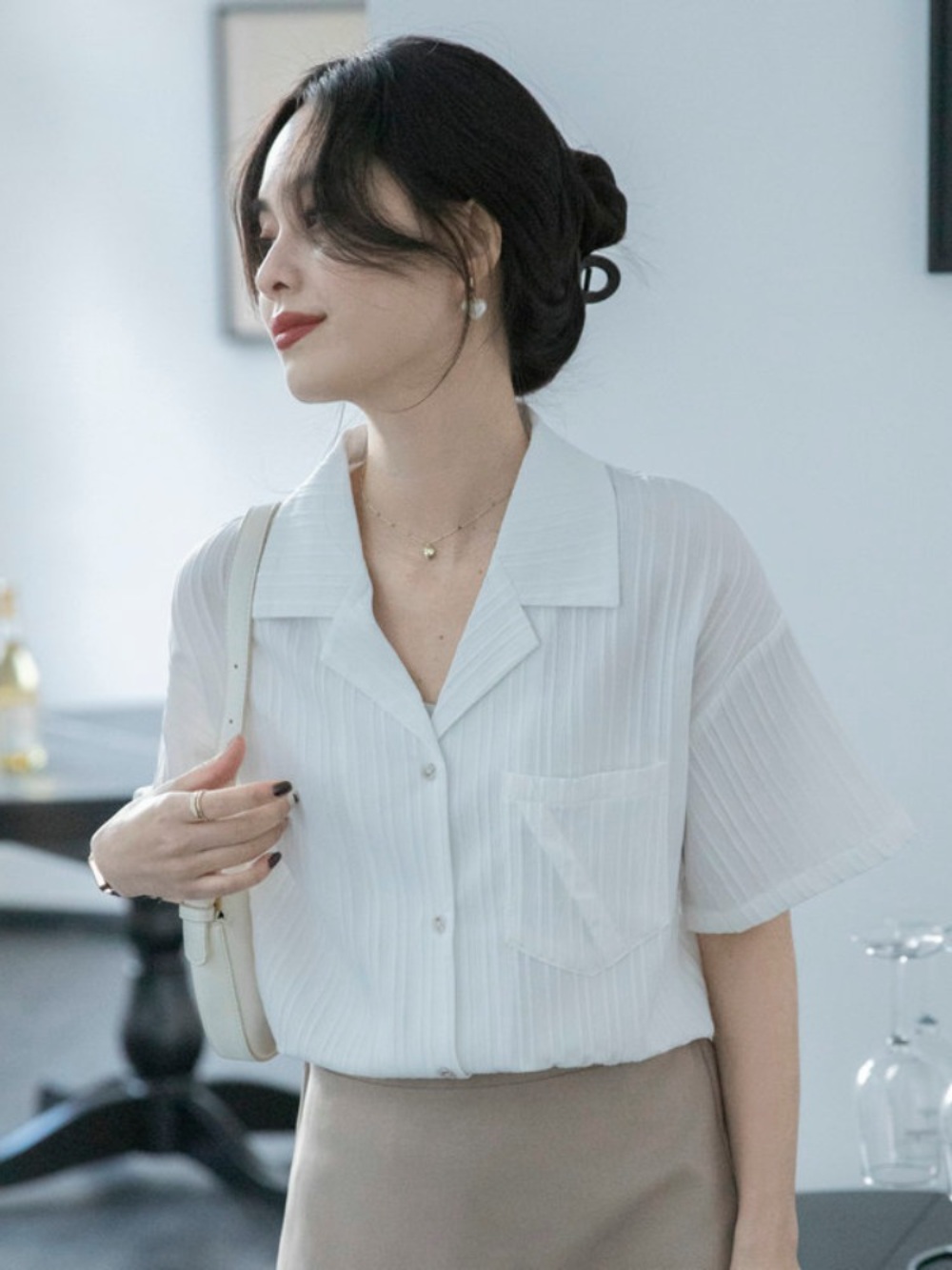 주름 카라 셔츠 블라우스 고급 루즈핏 얇은 오피스룩 패션 코디 중년여성 - 상세 이미지 3