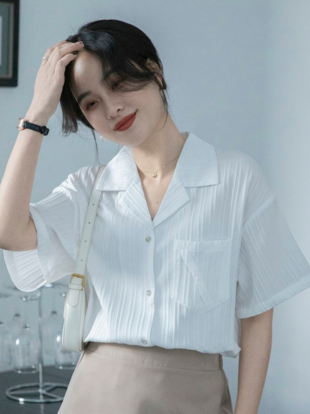 주름 카라 셔츠 블라우스 고급 루즈핏 얇은 오피스룩 패션 코디 중년여성 - 상세 이미지 4