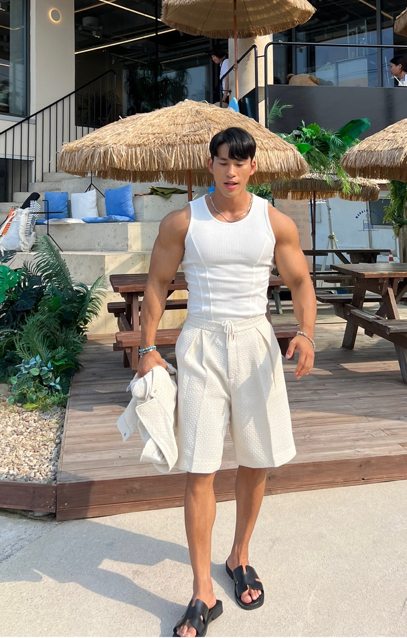 6F42A851-046B-469B-A7AB-40833D21E48A