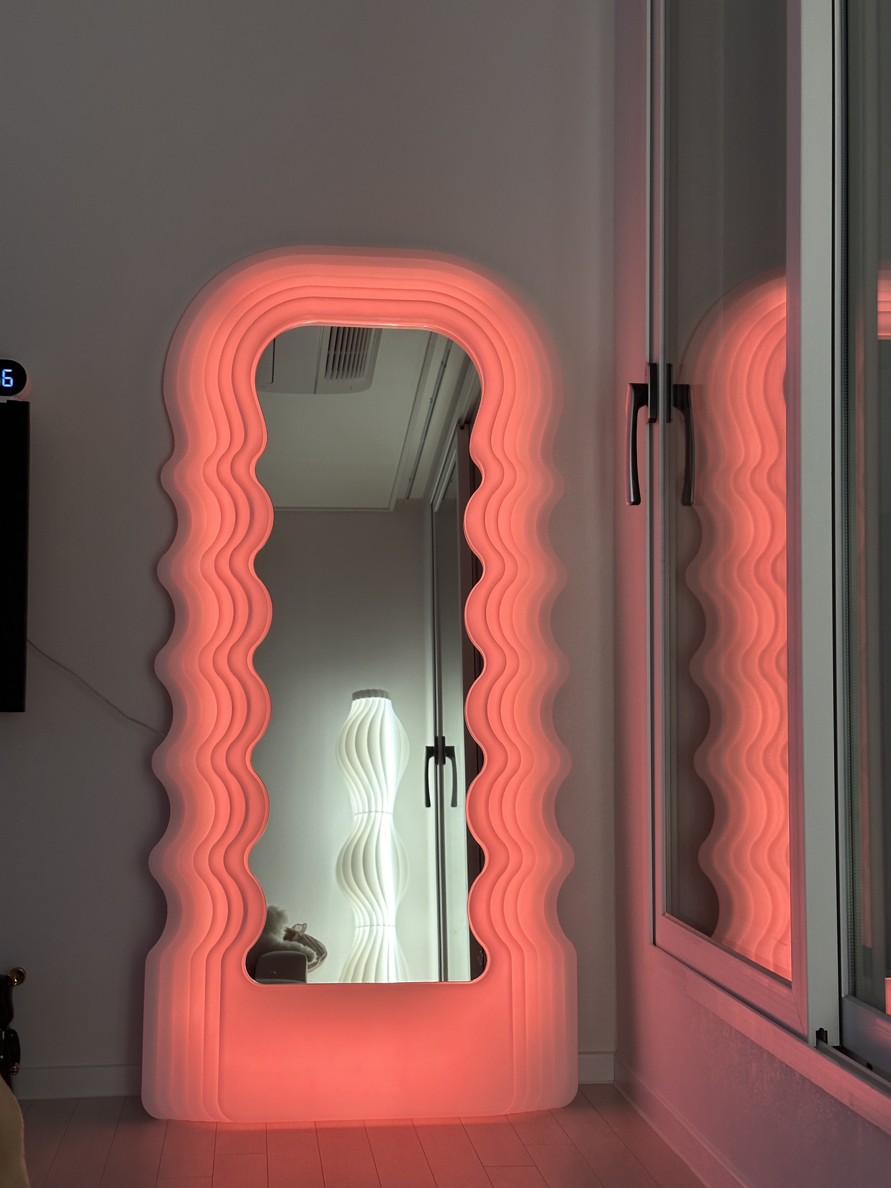 폴트로노바 LED 스탠드 울트라프라골라 전신 현관 물결 거울 단색 3color