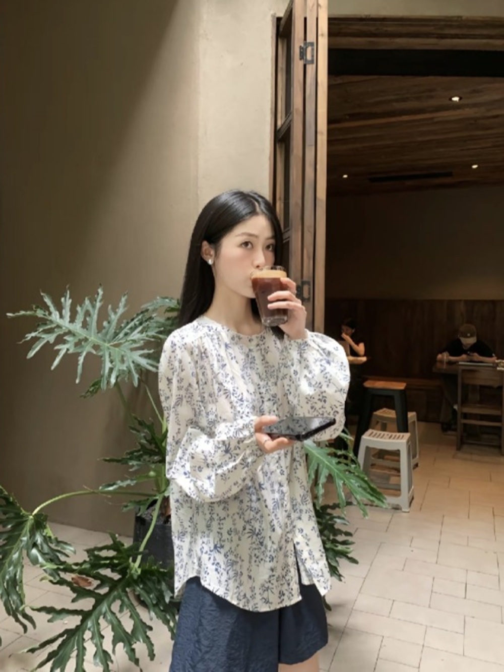 꽃무늬 노카라 블라우스 빈티지 레트로 셔츠 캐주얼 블루플라워패턴 화이트 - 상세 이미지 5