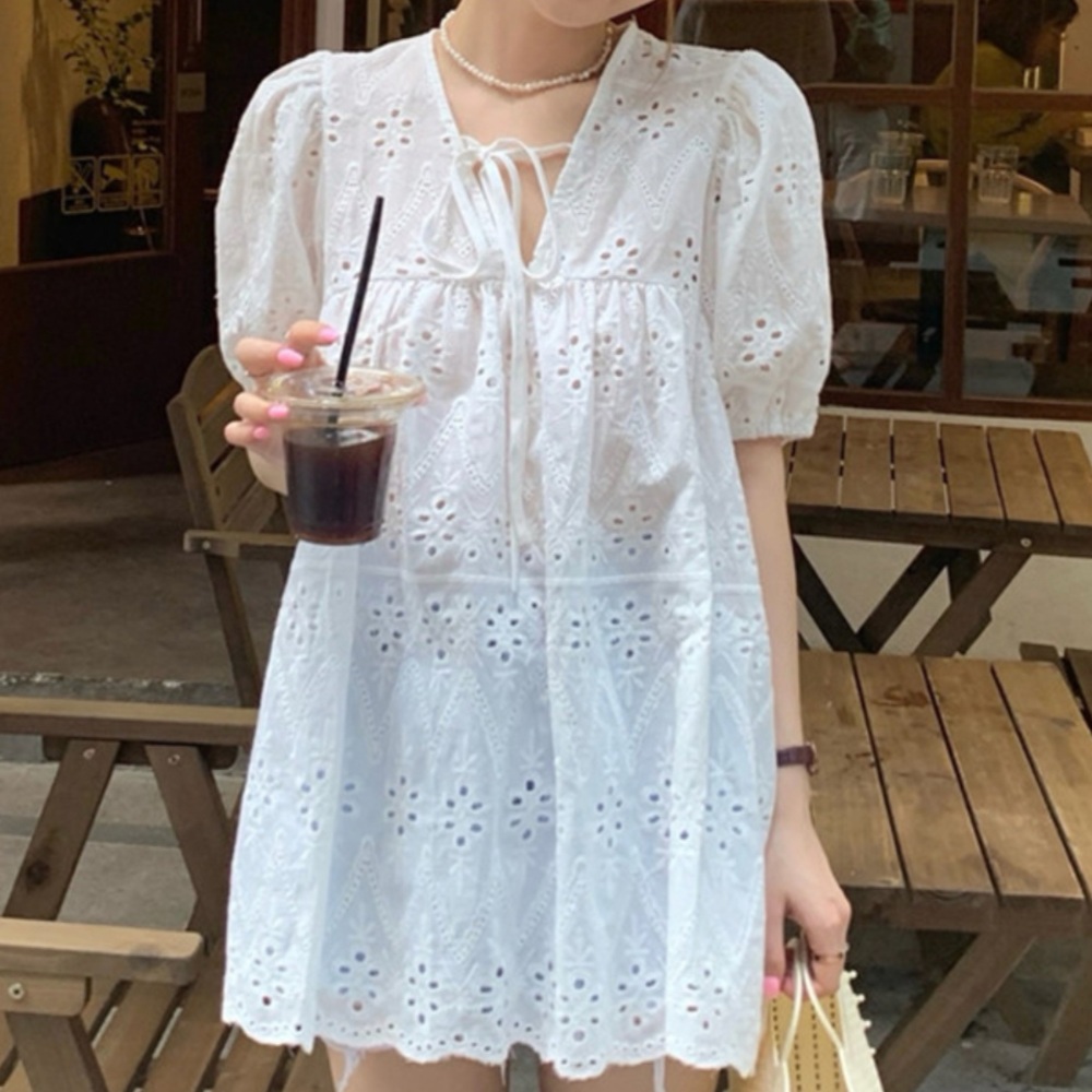 펀칭 브이넥 블라우스 반팔퍼프 리본타이 레이스 여름 원피스 프렌치 감성 화이트 - 상품 이미지