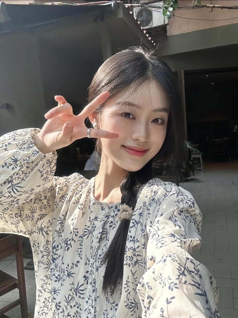꽃무늬 노카라 블라우스 빈티지 레트로 셔츠 캐주얼 블루플라워패턴 화이트 - 상세 이미지 3