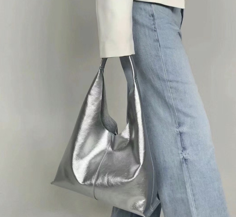 은색가방 실버숄더 호보백 디자이너가방 빅백 휘뚜루마뚜루 - 상품 이미지