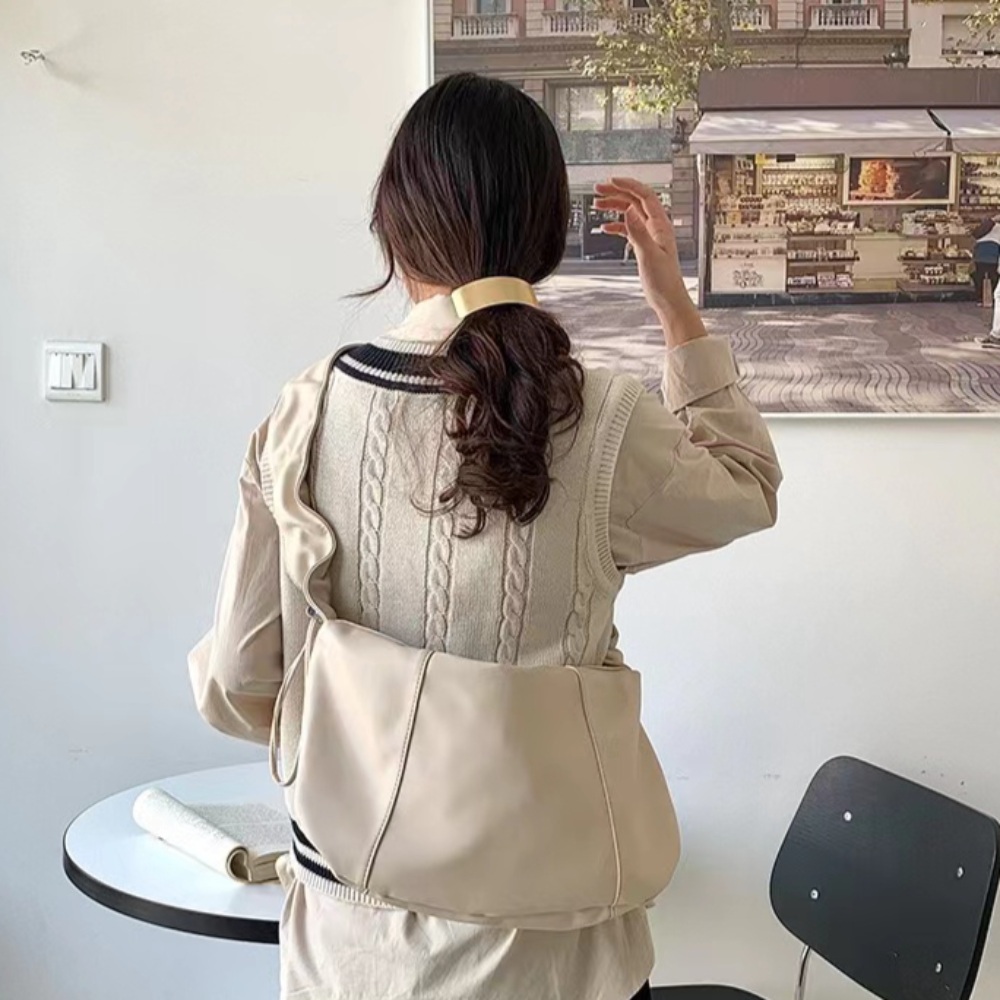 가죽 주름 크로스백 다용도 반달 바게트 빈티지 숄더 가방 연예인 예능 패션 코디 - 상세 이미지 2